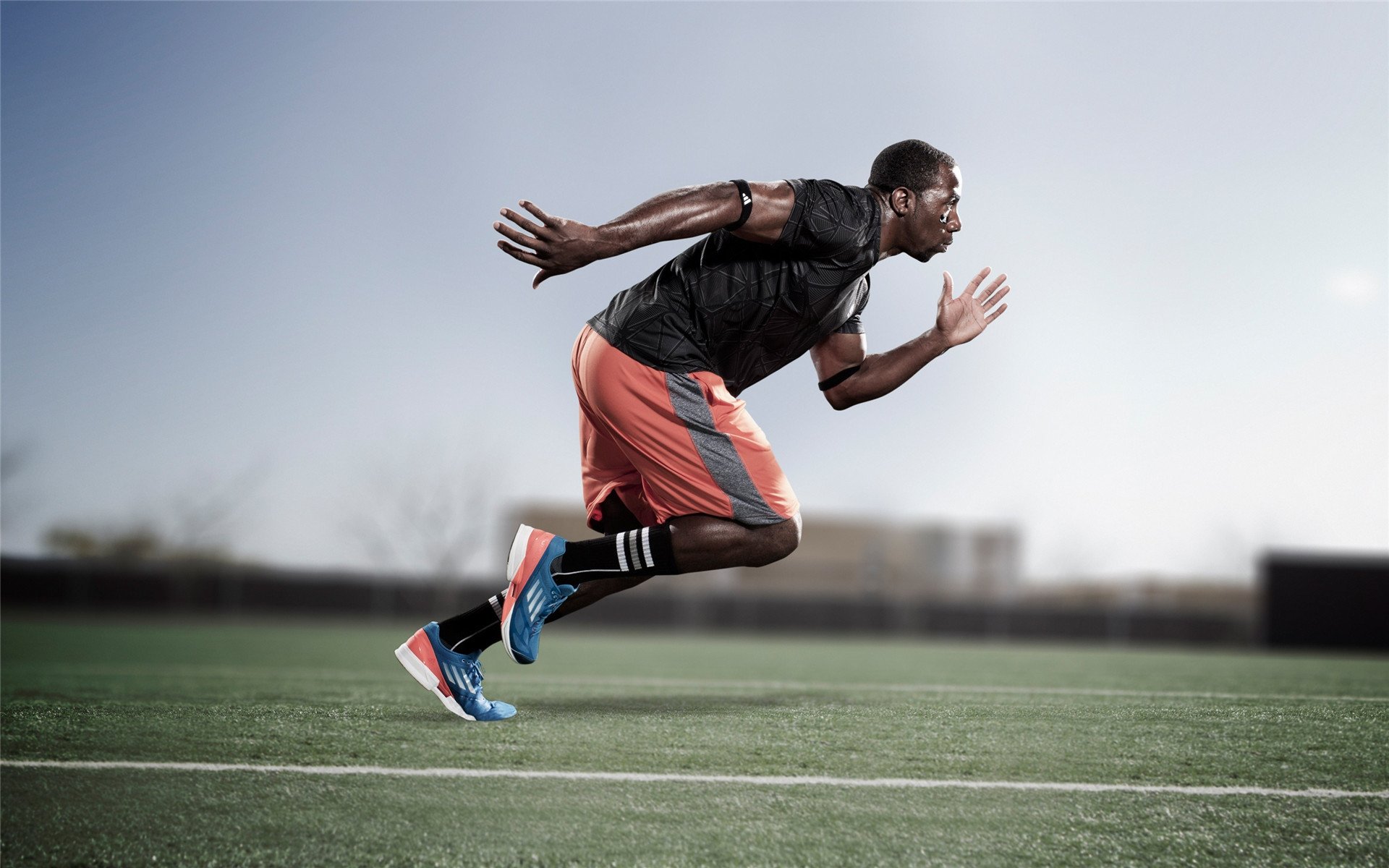 福登与德布劳内的传导配合屡次创造机会，福登父亲